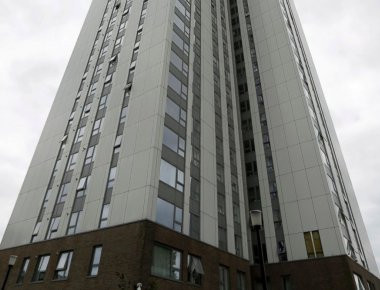 Βίντεο: Εκκένωση πέντε κτιρίων στο Λονδίνο που διαθέτουν την ίδια «εύφλεκτη επένδυση» με τον Πύργο Γκρένφελ (upd)